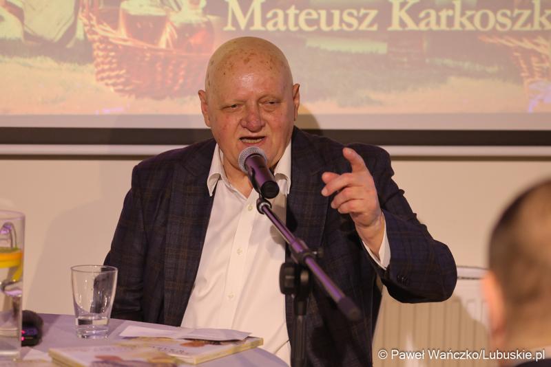 Promocja książki „Lato zamknięte w karafce – przepisy na nalewki Jan Świrepy”. Na spotkanie z autorem - Janem Świrepą - radnym Województwa Lubuskiego, który ogłosił, że dobiegająca właśnie kadencja jest jego ostatnią jeśli chodzi o aktywność samorządowca, przybyło wielu gości.