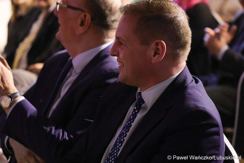 Promocja książki „Lato zamknięte w karafce – przepisy na nalewki Jan Świrepy”. Na spotkanie z autorem - Janem Świrepą - radnym Województwa Lubuskiego, który ogłosił, że dobiegająca właśnie kadencja jest jego ostatnią jeśli chodzi o aktywność samorządowca, przybyło wielu gości.