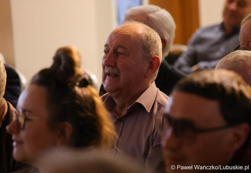 Promocja książki „Lato zamknięte w karafce – przepisy na nalewki Jan Świrepy”. Na spotkanie z autorem - Janem Świrepą - radnym Województwa Lubuskiego, który ogłosił, że dobiegająca właśnie kadencja jest jego ostatnią jeśli chodzi o aktywność samorządowca, przybyło wielu gości.