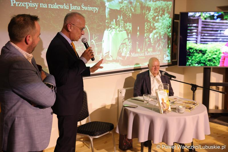 Promocja książki „Lato zamknięte w karafce – przepisy na nalewki Jan Świrepy”. Na spotkanie z autorem - Janem Świrepą - radnym Województwa Lubuskiego, który ogłosił, że dobiegająca właśnie kadencja jest jego ostatnią jeśli chodzi o aktywność samorządowca, przybyło wielu gości.