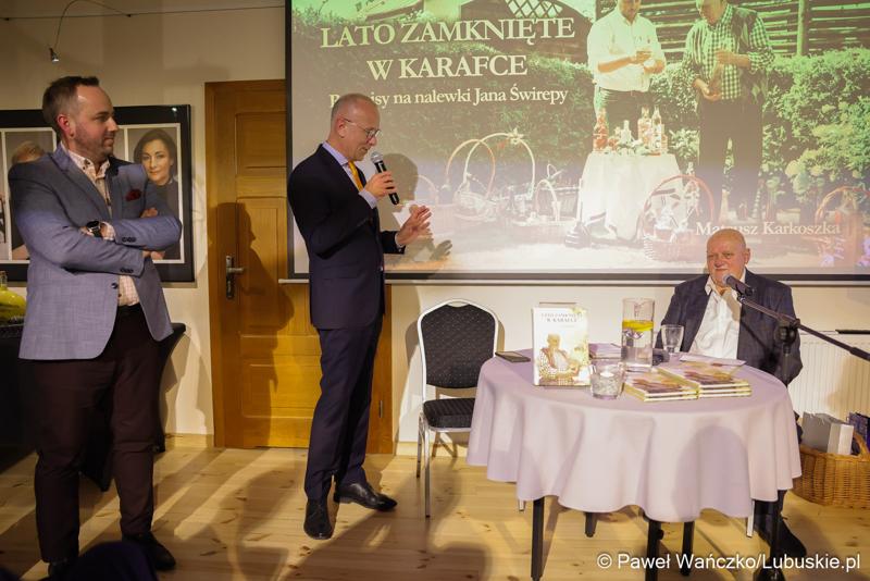 Promocja książki „Lato zamknięte w karafce – przepisy na nalewki Jan Świrepy”. Na spotkanie z autorem - Janem Świrepą - radnym Województwa Lubuskiego, który ogłosił, że dobiegająca właśnie kadencja jest jego ostatnią jeśli chodzi o aktywność samorządowca, przybyło wielu gości.