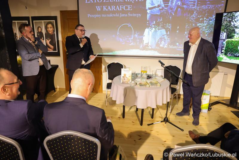Promocja książki „Lato zamknięte w karafce – przepisy na nalewki Jan Świrepy”. Na spotkanie z autorem - Janem Świrepą - radnym Województwa Lubuskiego, który ogłosił, że dobiegająca właśnie kadencja jest jego ostatnią jeśli chodzi o aktywność samorządowca, przybyło wielu gości.