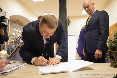 Promocja książki „Lato zamknięte w karafce – przepisy na nalewki Jan Świrepy”. Na spotkanie z autorem - Janem Świrepą - radnym Województwa Lubuskiego, który ogłosił, że dobiegająca właśnie kadencja jest jego ostatnią jeśli chodzi o aktywność samorządowca, przybyło wielu gości.