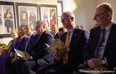 Promocja książki „Lato zamknięte w karafce – przepisy na nalewki Jan Świrepy”. Na spotkanie z autorem - Janem Świrepą - radnym Województwa Lubuskiego, który ogłosił, że dobiegająca właśnie kadencja jest jego ostatnią jeśli chodzi o aktywność samorządowca, przybyło wielu gości.