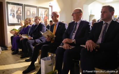 Promocja książki „Lato zamknięte w karafce – przepisy na nalewki Jan Świrepy”. Na spotkanie z autorem - Janem Świrepą - radnym Województwa Lubuskiego, który ogłosił, że dobiegająca właśnie kadencja jest jego ostatnią jeśli chodzi o aktywność samorządowca, przybyło wielu gości.