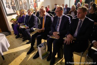 Promocja książki „Lato zamknięte w karafce – przepisy na nalewki Jan Świrepy”. Na spotkanie z autorem - Janem Świrepą - radnym Województwa Lubuskiego, który ogłosił, że dobiegająca właśnie kadencja jest jego ostatnią jeśli chodzi o aktywność samorządowca, przybyło wielu gości.