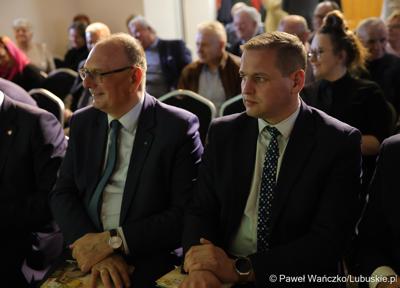 Promocja książki „Lato zamknięte w karafce – przepisy na nalewki Jan Świrepy”. Na spotkanie z autorem - Janem Świrepą - radnym Województwa Lubuskiego, który ogłosił, że dobiegająca właśnie kadencja jest jego ostatnią jeśli chodzi o aktywność samorządowca, przybyło wielu gości.
