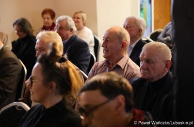 Promocja książki „Lato zamknięte w karafce – przepisy na nalewki Jan Świrepy”. Na spotkanie z autorem - Janem Świrepą - radnym Województwa Lubuskiego, który ogłosił, że dobiegająca właśnie kadencja jest jego ostatnią jeśli chodzi o aktywność samorządowca, przybyło wielu gości.