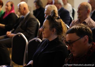 Promocja książki „Lato zamknięte w karafce – przepisy na nalewki Jan Świrepy”. Na spotkanie z autorem - Janem Świrepą - radnym Województwa Lubuskiego, który ogłosił, że dobiegająca właśnie kadencja jest jego ostatnią jeśli chodzi o aktywność samorządowca, przybyło wielu gości.