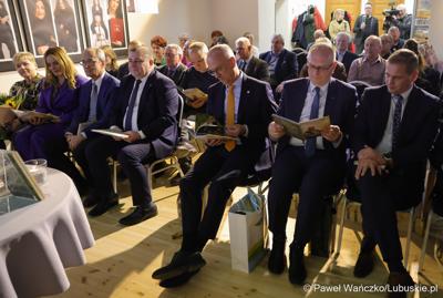 Promocja książki „Lato zamknięte w karafce – przepisy na nalewki Jan Świrepy”. Na spotkanie z autorem - Janem Świrepą - radnym Województwa Lubuskiego, który ogłosił, że dobiegająca właśnie kadencja jest jego ostatnią jeśli chodzi o aktywność samorządowca, przybyło wielu gości.