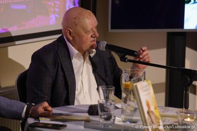 Promocja książki „Lato zamknięte w karafce – przepisy na nalewki Jan Świrepy”. Na spotkanie z autorem - Janem Świrepą - radnym Województwa Lubuskiego, który ogłosił, że dobiegająca właśnie kadencja jest jego ostatnią jeśli chodzi o aktywność samorządowca, przybyło wielu gości.