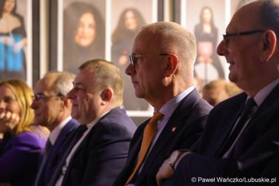 Promocja książki „Lato zamknięte w karafce – przepisy na nalewki Jan Świrepy”. Na spotkanie z autorem - Janem Świrepą - radnym Województwa Lubuskiego, który ogłosił, że dobiegająca właśnie kadencja jest jego ostatnią jeśli chodzi o aktywność samorządowca, przybyło wielu gości.