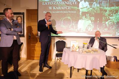 Promocja książki „Lato zamknięte w karafce – przepisy na nalewki Jan Świrepy”. Na spotkanie z autorem - Janem Świrepą - radnym Województwa Lubuskiego, który ogłosił, że dobiegająca właśnie kadencja jest jego ostatnią jeśli chodzi o aktywność samorządowca, przybyło wielu gości.