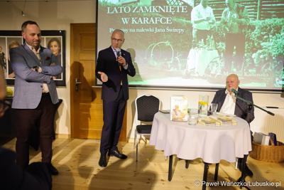 Promocja książki „Lato zamknięte w karafce – przepisy na nalewki Jan Świrepy”. Na spotkanie z autorem - Janem Świrepą - radnym Województwa Lubuskiego, który ogłosił, że dobiegająca właśnie kadencja jest jego ostatnią jeśli chodzi o aktywność samorządowca, przybyło wielu gości.