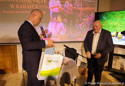 Promocja książki „Lato zamknięte w karafce – przepisy na nalewki Jan Świrepy”. Na spotkanie z autorem - Janem Świrepą - radnym Województwa Lubuskiego, który ogłosił, że dobiegająca właśnie kadencja jest jego ostatnią jeśli chodzi o aktywność samorządowca, przybyło wielu gości.