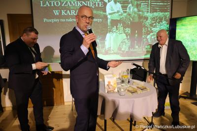 Promocja książki „Lato zamknięte w karafce – przepisy na nalewki Jan Świrepy”. Na spotkanie z autorem - Janem Świrepą - radnym Województwa Lubuskiego, który ogłosił, że dobiegająca właśnie kadencja jest jego ostatnią jeśli chodzi o aktywność samorządowca, przybyło wielu gości.
