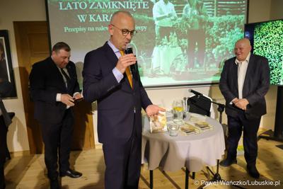 Promocja książki „Lato zamknięte w karafce – przepisy na nalewki Jan Świrepy”. Na spotkanie z autorem - Janem Świrepą - radnym Województwa Lubuskiego, który ogłosił, że dobiegająca właśnie kadencja jest jego ostatnią jeśli chodzi o aktywność samorządowca, przybyło wielu gości.