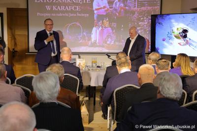 Promocja książki „Lato zamknięte w karafce – przepisy na nalewki Jan Świrepy”. Na spotkanie z autorem - Janem Świrepą - radnym Województwa Lubuskiego, który ogłosił, że dobiegająca właśnie kadencja jest jego ostatnią jeśli chodzi o aktywność samorządowca, przybyło wielu gości.