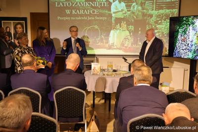 Promocja książki „Lato zamknięte w karafce – przepisy na nalewki Jan Świrepy”. Na spotkanie z autorem - Janem Świrepą - radnym Województwa Lubuskiego, który ogłosił, że dobiegająca właśnie kadencja jest jego ostatnią jeśli chodzi o aktywność samorządowca, przybyło wielu gości.