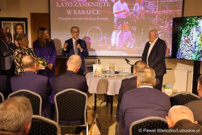 Promocja książki „Lato zamknięte w karafce – przepisy na nalewki Jan Świrepy”. Na spotkanie z autorem - Janem Świrepą - radnym Województwa Lubuskiego, który ogłosił, że dobiegająca właśnie kadencja jest jego ostatnią jeśli chodzi o aktywność samorządowca, przybyło wielu gości.
