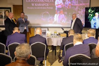 Promocja książki „Lato zamknięte w karafce – przepisy na nalewki Jan Świrepy”. Na spotkanie z autorem - Janem Świrepą - radnym Województwa Lubuskiego, który ogłosił, że dobiegająca właśnie kadencja jest jego ostatnią jeśli chodzi o aktywność samorządowca, przybyło wielu gości.
