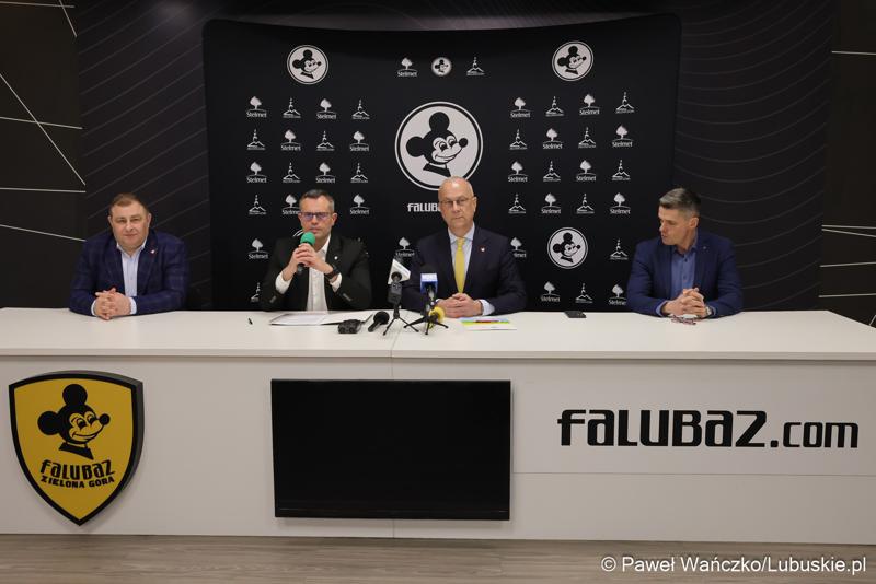 Uczestnicy konferencji prasowej dot. promocji regionu w trakcie derbów Ziemi Lubuskiej NovyHotel Falubaz Zielona Góra – ebut.pl Stal Gorzów