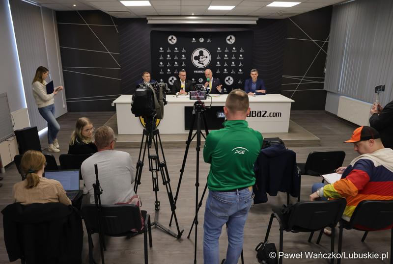 Uczestnicy konferencji prasowej dot. promocji regionu w trakcie derbów Ziemi Lubuskiej NovyHotel Falubaz Zielona Góra – ebut.pl Stal Gorzów