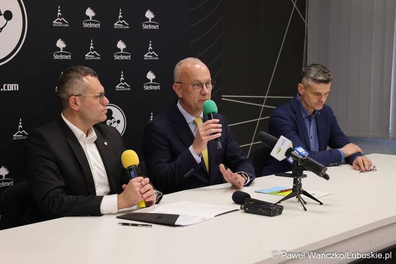 Uczestnicy konferencji prasowej dot. promocji regionu w trakcie derbów Ziemi Lubuskiej NovyHotel Falubaz Zielona Góra – ebut.pl Stal Gorzów