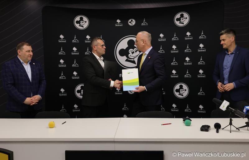 Uczestnicy konferencji prasowej dot. promocji regionu w trakcie derbów Ziemi Lubuskiej NovyHotel Falubaz Zielona Góra – ebut.pl Stal Gorzów