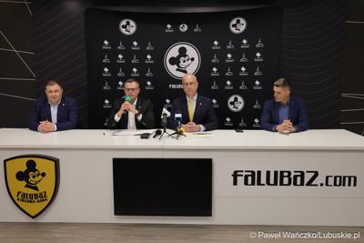 Uczestnicy konferencji prasowej dot. promocji regionu w trakcie derbów Ziemi Lubuskiej NovyHotel Falubaz Zielona Góra – ebut.pl Stal Gorzów