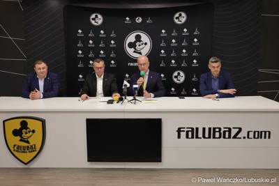 Uczestnicy konferencji prasowej dot. promocji regionu w trakcie derbów Ziemi Lubuskiej NovyHotel Falubaz Zielona Góra – ebut.pl Stal Gorzów