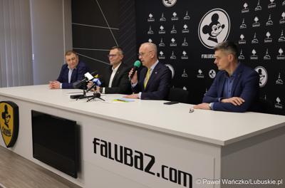 Uczestnicy konferencji prasowej dot. promocji regionu w trakcie derbów Ziemi Lubuskiej NovyHotel Falubaz Zielona Góra – ebut.pl Stal Gorzów