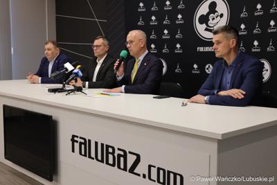 Uczestnicy konferencji prasowej dot. promocji regionu w trakcie derbów Ziemi Lubuskiej NovyHotel Falubaz Zielona Góra – ebut.pl Stal Gorzów