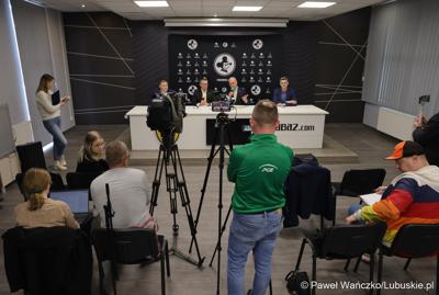 Uczestnicy konferencji prasowej dot. promocji regionu w trakcie derbów Ziemi Lubuskiej NovyHotel Falubaz Zielona Góra – ebut.pl Stal Gorzów