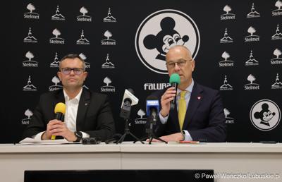 Uczestnicy konferencji prasowej dot. promocji regionu w trakcie derbów Ziemi Lubuskiej NovyHotel Falubaz Zielona Góra – ebut.pl Stal Gorzów