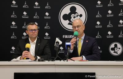 Uczestnicy konferencji prasowej dot. promocji regionu w trakcie derbów Ziemi Lubuskiej NovyHotel Falubaz Zielona Góra – ebut.pl Stal Gorzów