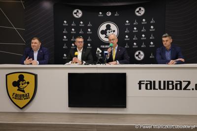 Uczestnicy konferencji prasowej dot. promocji regionu w trakcie derbów Ziemi Lubuskiej NovyHotel Falubaz Zielona Góra – ebut.pl Stal Gorzów