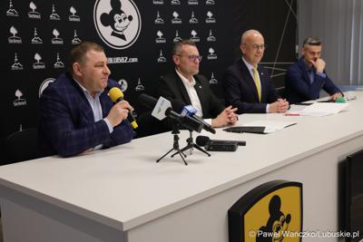 Uczestnicy konferencji prasowej dot. promocji regionu w trakcie derbów Ziemi Lubuskiej NovyHotel Falubaz Zielona Góra – ebut.pl Stal Gorzów