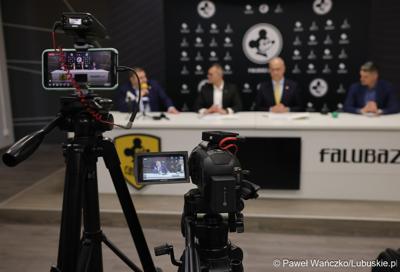 Uczestnicy konferencji prasowej dot. promocji regionu w trakcie derbów Ziemi Lubuskiej NovyHotel Falubaz Zielona Góra – ebut.pl Stal Gorzów