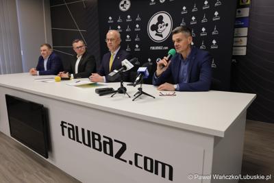 Uczestnicy konferencji prasowej dot. promocji regionu w trakcie derbów Ziemi Lubuskiej NovyHotel Falubaz Zielona Góra – ebut.pl Stal Gorzów