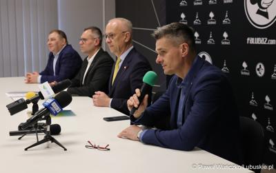 Uczestnicy konferencji prasowej dot. promocji regionu w trakcie derbów Ziemi Lubuskiej NovyHotel Falubaz Zielona Góra – ebut.pl Stal Gorzów