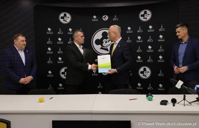 Uczestnicy konferencji prasowej dot. promocji regionu w trakcie derbów Ziemi Lubuskiej NovyHotel Falubaz Zielona Góra – ebut.pl Stal Gorzów