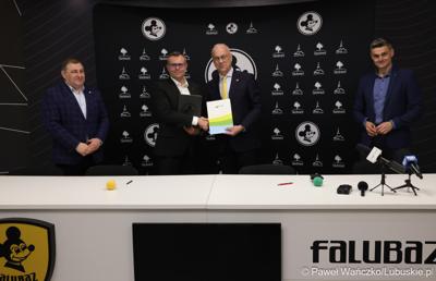 Uczestnicy konferencji prasowej dot. promocji regionu w trakcie derbów Ziemi Lubuskiej NovyHotel Falubaz Zielona Góra – ebut.pl Stal Gorzów