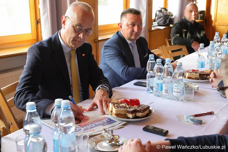 Marszałek województwa lubuskiego Marcin Jabłoński i posłanka Krystyna Sibińska spotkali się z rzemieślnikami w siedzibie Cechu Rzemiosł Różnych i Przedsiębiorców w Międzyrzeczu.