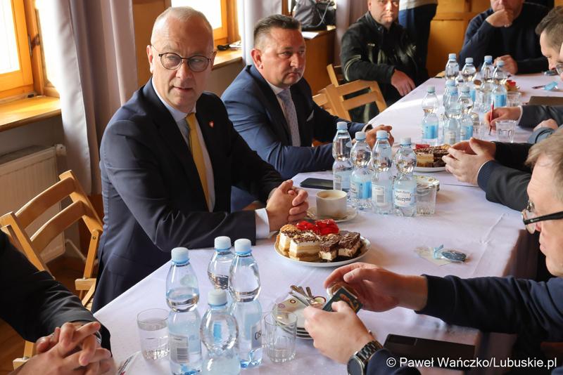 Marszałek województwa lubuskiego Marcin Jabłoński i posłanka Krystyna Sibińska spotkali się z rzemieślnikami w siedzibie Cechu Rzemiosł Różnych i Przedsiębiorców w Międzyrzeczu.