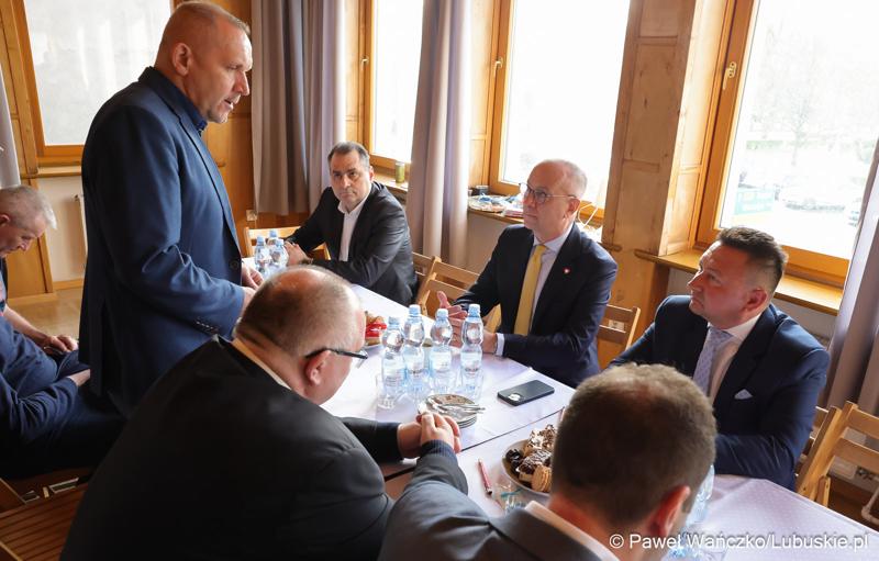 Marszałek województwa lubuskiego Marcin Jabłoński i posłanka Krystyna Sibińska spotkali się z rzemieślnikami w siedzibie Cechu Rzemiosł Różnych i Przedsiębiorców w Międzyrzeczu.