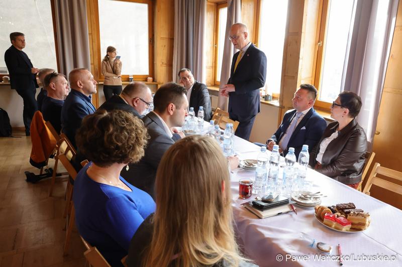 Marszałek województwa lubuskiego Marcin Jabłoński i posłanka Krystyna Sibińska spotkali się z rzemieślnikami w siedzibie Cechu Rzemiosł Różnych i Przedsiębiorców w Międzyrzeczu.