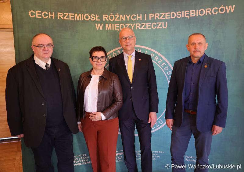 Marszałek województwa lubuskiego Marcin Jabłoński i posłanka Krystyna Sibińska spotkali się z rzemieślnikami w siedzibie Cechu Rzemiosł Różnych i Przedsiębiorców w Międzyrzeczu.