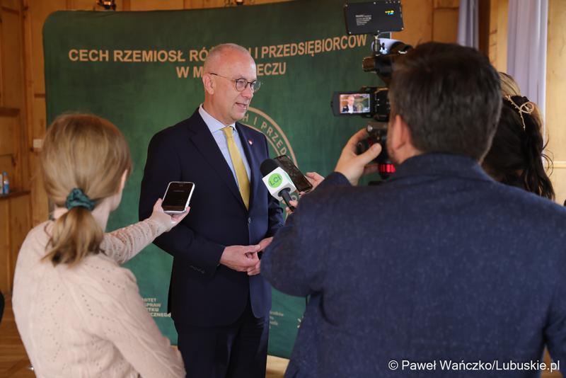 Marszałek województwa lubuskiego Marcin Jabłoński i posłanka Krystyna Sibińska spotkali się z rzemieślnikami w siedzibie Cechu Rzemiosł Różnych i Przedsiębiorców w Międzyrzeczu.