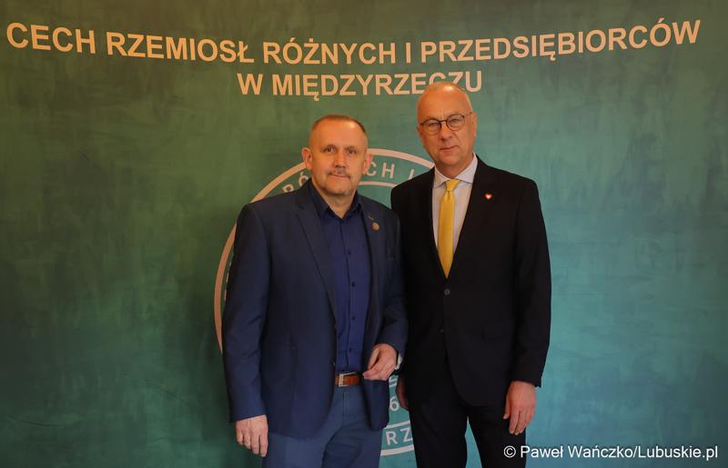 Marszałek województwa lubuskiego Marcin Jabłoński spotkał się z rzemieślnikami w siedzibie Cechu Rzemiosł Różnych i Przedsiębiorców w Międzyrzeczu.